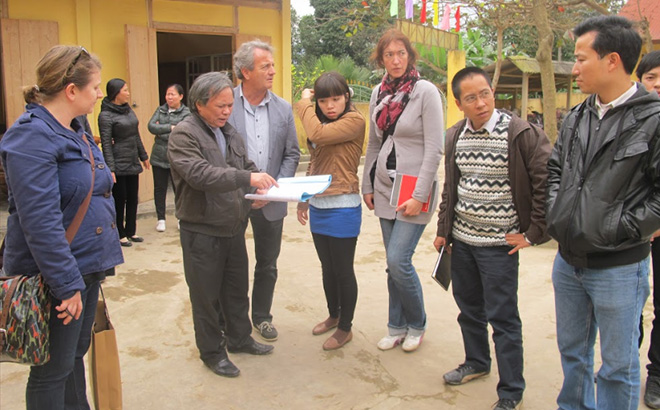 Đoàn công tác tỉnh Valdermar khảo sát các công trình nước sạch trên địa bàn huyện Văn Yên. (Ảnh: Hoài Văn)