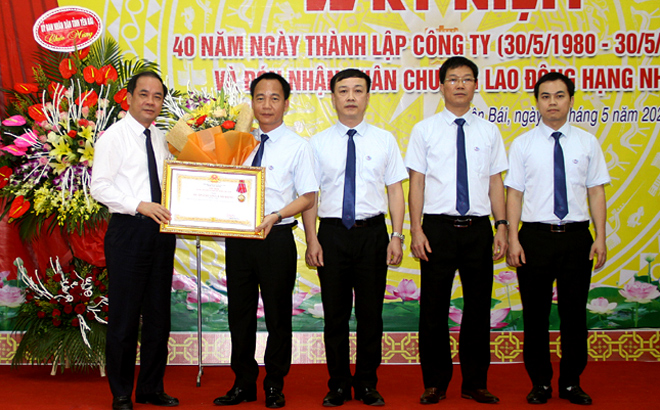 Thừa ủy quyền, đồng chí Tạ Văn Long - Phó Chủ tịch thường trực UBND tỉnh trao Huân chương Lao động hạng Nhì của Chủ tịch nước cho tập thể Công ty XSKT Yên Bái.