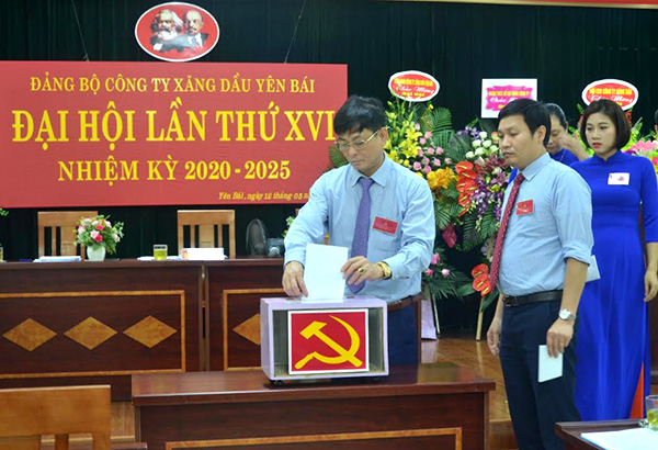 Các đảng viên bỏ phiếu bầu Ban Chấp hành khóa mới.