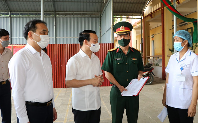 Đồng chí Bí thư Tỉnh ủy Đỗ Đức Duy kiểm tra khu cách ly tập trung của huyện Trấn Yên tại Trường Phổ thông Dân tộc nội trú THCS huyện.