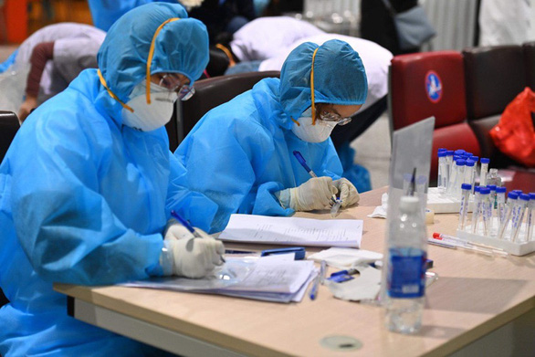 Các nhân viên y tế thức xuyên đêm để lấy mẫu cho toàn bộ khu vực sân bay Nội Bài, ngay trước Tết Nguyên đán 2021