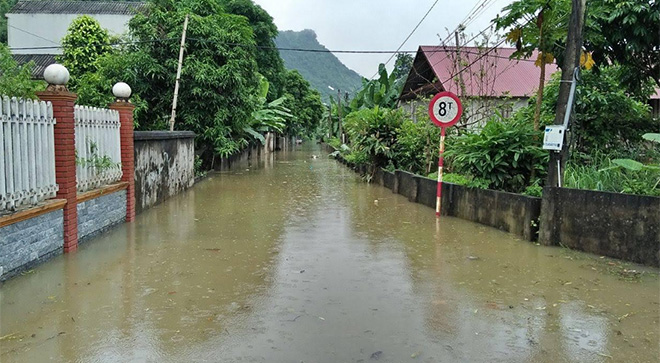 Thời tiết cực đoan: ngày nắng nóng, chiều tối và đêm hay có mưa to và dông lốc, ảnh hưởng không nhỏ đến đời sống, sinh hoạt của nhân dân. Ảnh: Một tuyến đường trên địa bàn xã Tân Lĩnh, huyện Lục Yên bị úng ngập. (Ảnh minh họa)