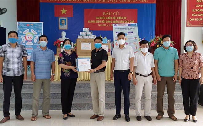 Thầy thuốc nhân dân, TS Đào thị Ngọc Lan trao tặng vật tư phòng chống dịch cho lãnh đạo xã Cảm Ân, Bảo Ái huyện Yên bÌnh