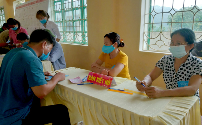 Cử tri xã Lương Thịnh thực hiện quyền bầu cử.