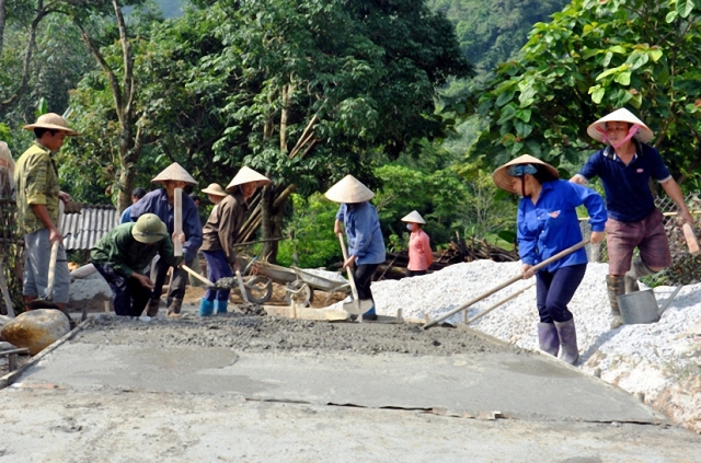 Làm đường nông thôn mới ở xã Tân Đồng, huyện Trấn Yên.