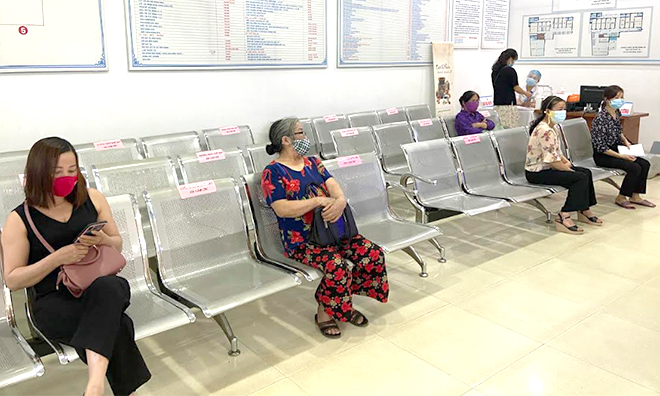 The Viet Trang An clinic provides health checkups and arranges seats to ensure distance between patients.