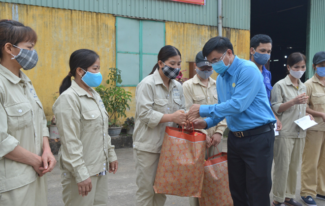 President of the provincial Labour Confederation Nguyen Chuong Phat visited and presented gifts to encourage workers.
