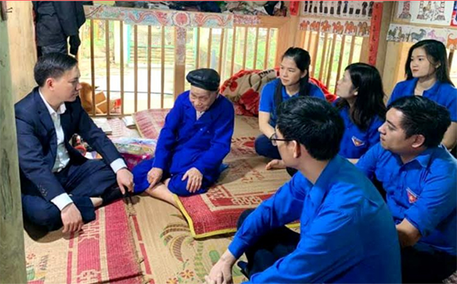 Hoang Trieu Cong tells young people about the election of deputies to the first National Assembly in 1946.
