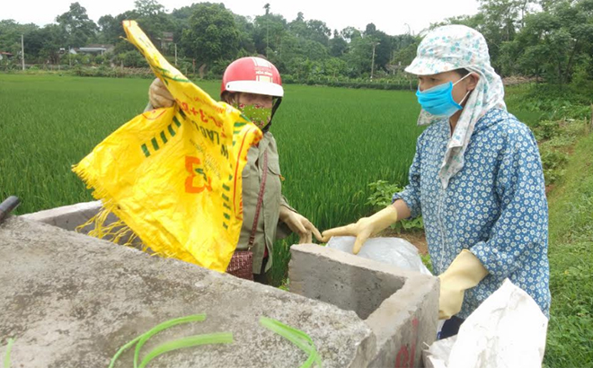 Residents put used pesticide bags into a tank on paddy fields 
