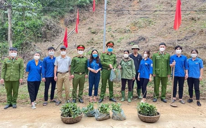 Huyện đoàn Yên Bình hỗ trợ cây giống cho hộ gia đình đoàn viên thanh niên nghèo.