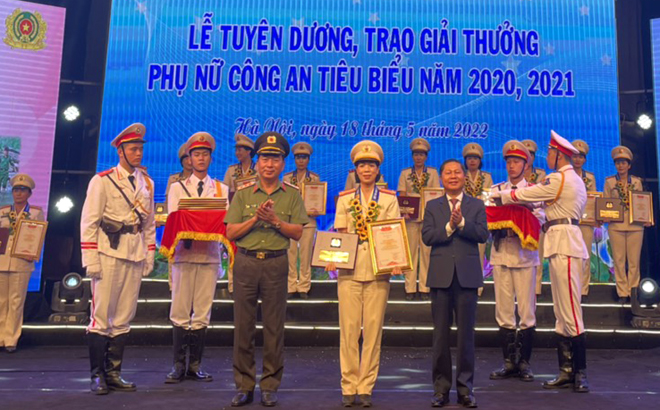 Trung tá Đinh Thu Hương được Thứ trưởng Bộ Công an Trần Quốc Tỏ, Thứ trưởng Bộ Lao động, Thương binh m88 com ca cuoc the thao Xã hội Lê Tấn Dũng trao Giải thưởng Phụ nữ công an tiêu biểu năm 2020, 2021.