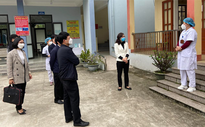 Giám đốc Sở Y tế Lê Thị Hồng Vân kiểm tra công tác phòng, chống dịch Covid-19 tại xã Hán Đà, huyện Yên Bình.