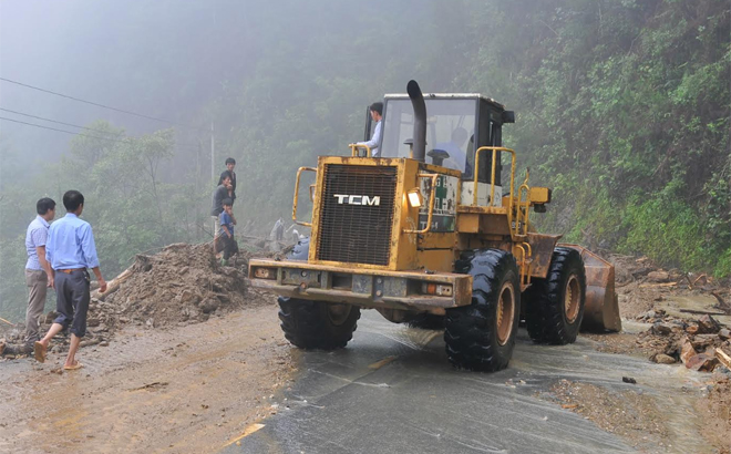 Ngành giao thông - vận tải Yên Bái khắc phục hậu quả mưa bão tại khu vực đèo Khau Phạ.