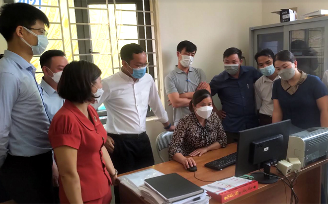 Lãnh đạo Sở Thông tin và Truyền thông tỉnh kiểm tra mô hình chuyển đổi số tại xã Tú Lệ, huyện Văn Chấn.
