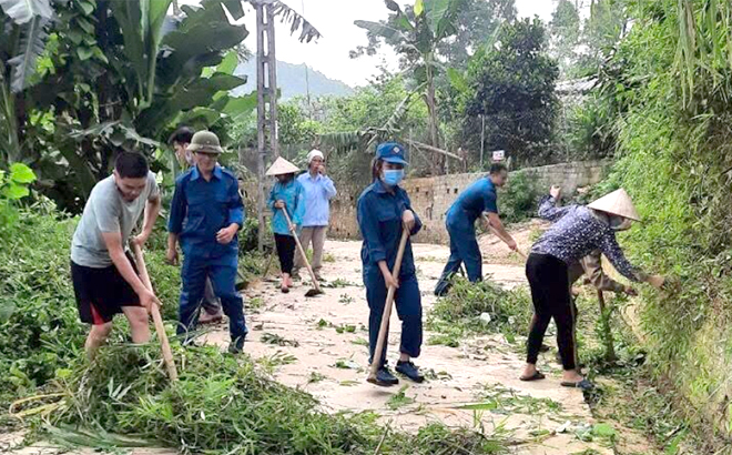 Hội viên nông dân xã Thịnh Hưng tham gia vệ sinh môi trường nông thôn.