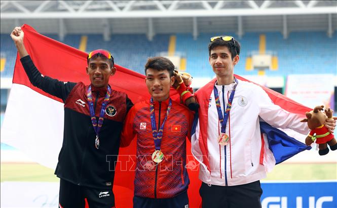 Các VĐV nhận huy chương nội dung Marathon 42,195km nam: Hoàng Nguyên Thanh (Việt Nam, HCV), Agus Prayogo (Indonesia, HCB) và Tony Ah-Thit Payne (Thái Lan, HCĐ).