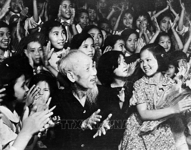 Nhân kỷ niệm Ngày Quốc tế Thiếu nhi 1/6, tối 31/5/1969, tại Phủ Chủ tịch, Chủ tịch Hồ Chí Minh cùng thiếu nhi Thủ đô xem biểu diễn văn nghệ chào mừng Bác.