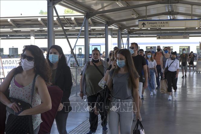Người dân xếp hàng chờ kiểm tra thân nhiệt tại nhà ga tàu hỏa ở Athens, Hy Lạp trong bối cảnh dịch COVID-19 lan rộng. Ảnh tư liệu