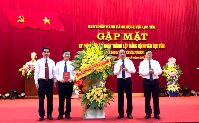 Đồng chí Phó Bí thư Thường trực m88 com ca cuoc the thao ủy Tạ Văn Long tặng hoa chúc mừng Đảng bộ, chính quyền, lực lượng vũ trang và nhân dân các dân tộc huyện Lục Yên nhân kỷ niệm 75 năm ngày thành lập Đảng bộ huyện.