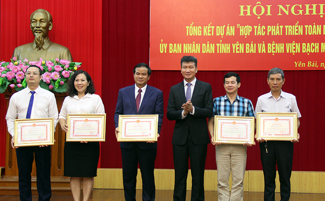 Đồng chí Trần Huy Tuấn - Chủ tịch UBND tỉnh trao bằng khen cho 5 tập thể có thành tích xuất sắc trong triển khai thực hiện Dự án.