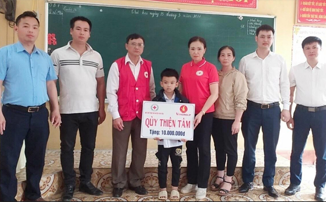 Lãnh đạo Hội Chữ thập đỏ huyện Văn Yên và đại diện Quỹ Thiện tâm Tập đoàn Vingroup trao hỗ trợ cho học sinh mắc bệnh hiểm nghèo Trường Tiểu Học và THCS xã An Bình.