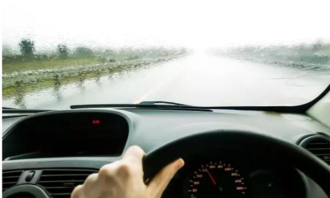 Lái xe dưới trời mưa to kèm sấm sét tiềm ẩn rất nhiều rủi ro.