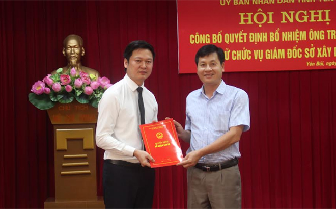 Đồng chí Ngô Hạnh Phúc - Phó Chủ tịch UBND tỉnh trao Quyết định bổ nhiệm chức vụ Giám đốc Sở Xây dựng cho ông Trần Việt Quý.