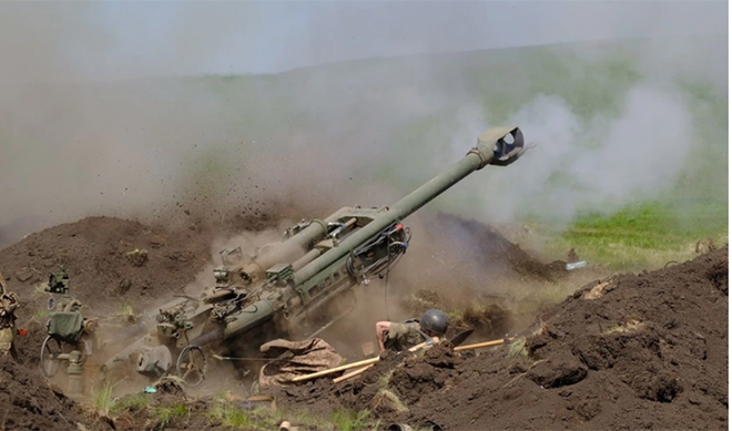 Binh sĩ Ukraine khai hỏa lựu pháo M-777 được Mỹ cung cấp