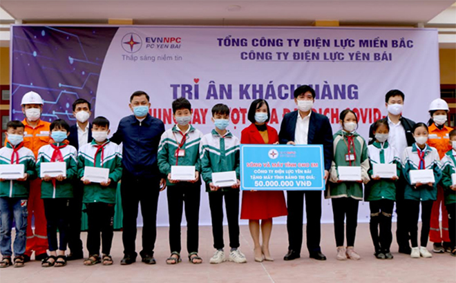 Leaders of the Yen Bai Power Company present tablets to students at the Mau Dong Commune High School in Van Yen district.