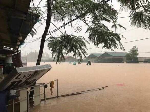 Cơn mưa lớn đã gây ra ngập lụt nhiều nơi trên địa bàn thành phố Vĩnh Yên