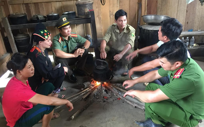 Cán bộ, chiến sĩ Công an huyện Văn Yên vận động người dân xã Viễn Sơn tích cực tham gia giữ gìn an ninh trật tự, góp phần xây dựng nông thôn mới.