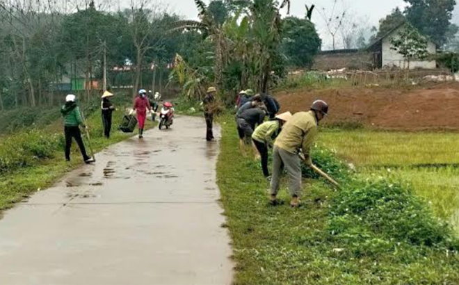 Cán bộ, nhân dân xã Minh Quán vệ sinh đường làng ngõ xóm, chung tay xây dựng xã nông thôn mới kiểu mẫu.