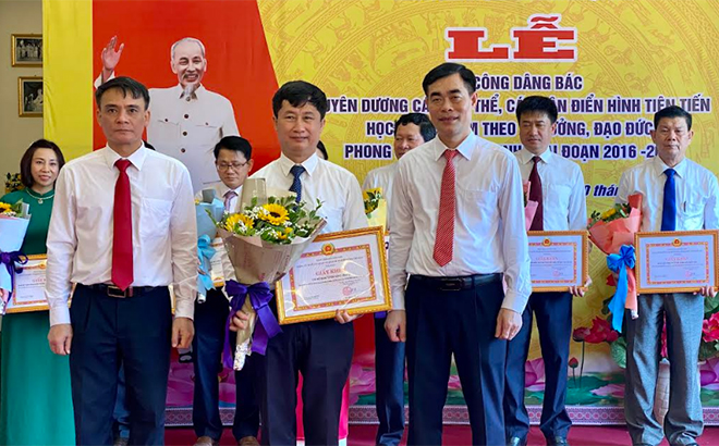 Lãnh đạo Đảng ủy khối Cơ quan và Doanh nghiệp tỉnh trao Giấy khen cho Chi bộ Ban Tuyên giáo Tỉnh ủy - tập thể điển hình tiên tiến trong học tập và làm theo tư tưởng, đạo đức, phong cách Hồ Chí Minh, giai đoạn 2021 - 2026.