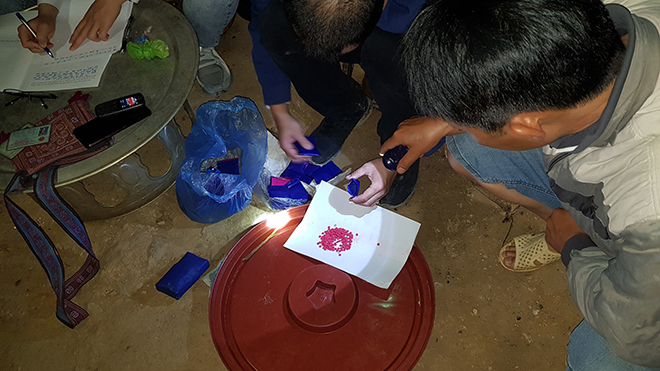 Công an huyện Mù Cang Chải thu giữ 13 gam heroin m88 com ca cuoc the thao 5 nghìn viên hồng phiến khi khám xét nhà đối tượng của vụ án.