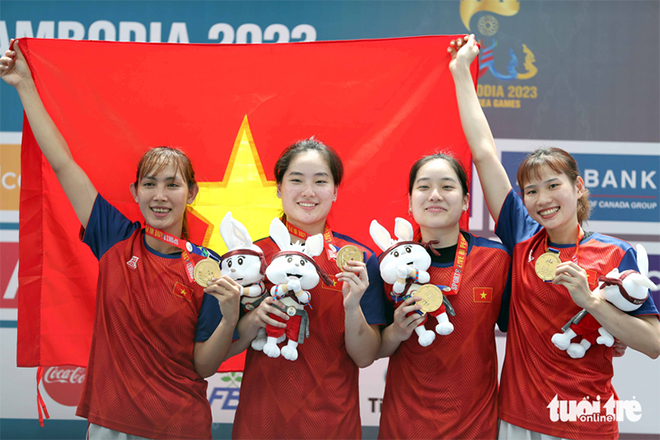 Từ trái qua: Huỳnh Thị Ngoan, Trương Thảo My, Trương Thảo Vy và Nguyễn Thị Tiểu Duy, những người đã giúp bóng rổ Việt Nam giành HCV lịch sử