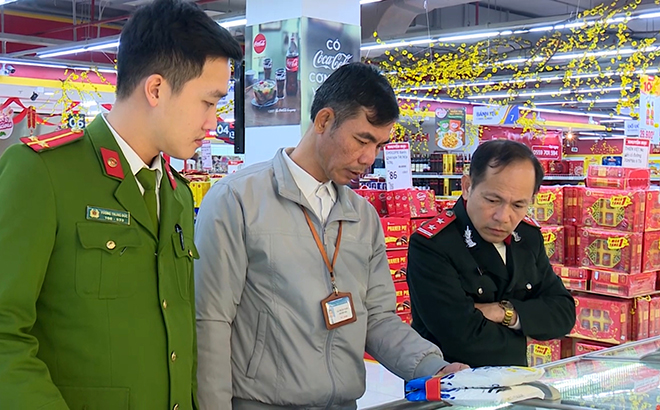Đoàn kiểm tra liên ngành của tỉnh kiểm tra công tác đảm bảo vệ sinh an toàn thực phẩm tại một siêu thị trên địa bàn thành phố Yên Bái.