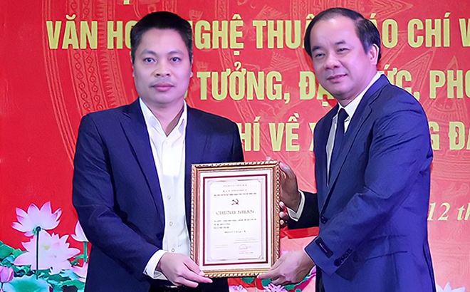 Phó Bí thư Thường trực Tỉnh uỷ Tạ Văn Long trao giải A Giải Búa liềm vàng tỉnh Yên Bái năm 2022 cho tác giả Trần Mạnh Cường - Báo Yên Bái.