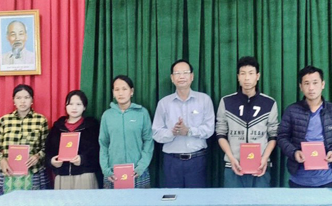 Lãnh đạo Đảng ủy khối Cơ quan và Doanh nghiệp tỉnh hỗ trợ kinh phí cho các hộ nghèo xã Suối Giàng, huyện Văn Chấn.
