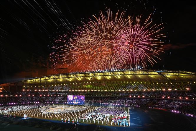 Màn pháo hoa rực rỡ sắc màu tại lễ bế mạc SEA Games 32 tại Phnom Penh, Campuchia tối 17/5/2023.