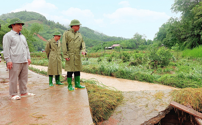 Lãnh đạo UBND huyện Lục Yên chỉ đạo công tác khắc phục thiệt hại do mưa bão gây ra năm 2022 tại xã An Lạc.