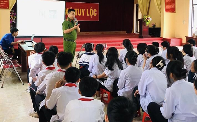 Công an xã Tuy Lộc, thành phố Yên Bái tuyên truyền kiến thức pháp luật cho học sinh trên địa bàn xã.