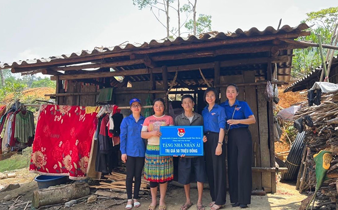 Đoàn khối CQ&DN tỉnh phối hợp với Nhóm Kết nối trẻ thay mặt nhà tài trợ trao biển hỗ trợ xây dựng Nhà tình nghĩa tại huyện Văn Chấn.