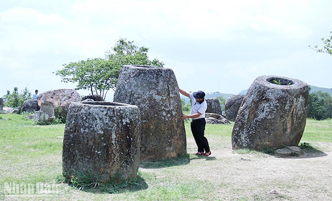 Du khách tham quan Cánh đồng Chum, một trong những địa danh của Lào được xếp hạng di sản thế giới.