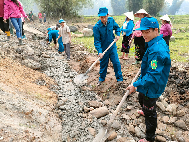 Các chiến sĩ dân quân xã Tú Lệ giúp dân nâng cấp đường giao thông nông thôn.