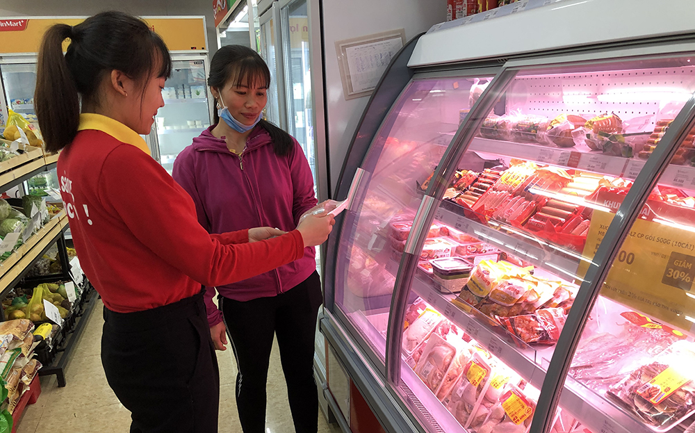 Người dân tìm hiểu và mua hàng tại hệ thống Cửa hàng Winmart+.
