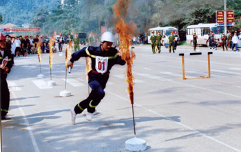 Các vận động viên thi chạy vượt chướng ngại vật.