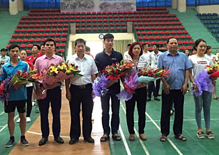 Ban tổ chức trao hoa chúc mừng các đoàn tham gia Giải vô địch bắn nỏ- đẩy gậy tỉnh Yên Bái năm 2018. 
