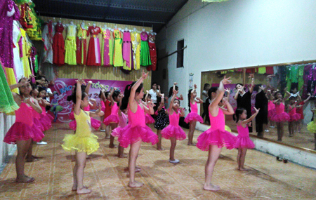 Một lớp học múa trong dịp hè tại thành phố Yên Bái.