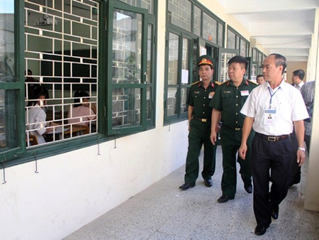 Chánh Thanh tra Bộ Giáo dục và Đào tạo Nguyễn Huy Bằng (áo trắng) thanh tra tại các điểm thi.