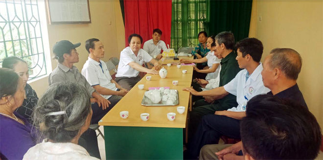Lãnh đạo Trung tâm Y tế huyện Trấn Yên tuyên truyền, chia sẻ, giải đáp các khúc mắc của người bệnh trước khi đưa về quản lý, điều trị ở trạm y tế xã.